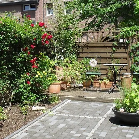 Gemuetliches Haeuschen Mit Garten